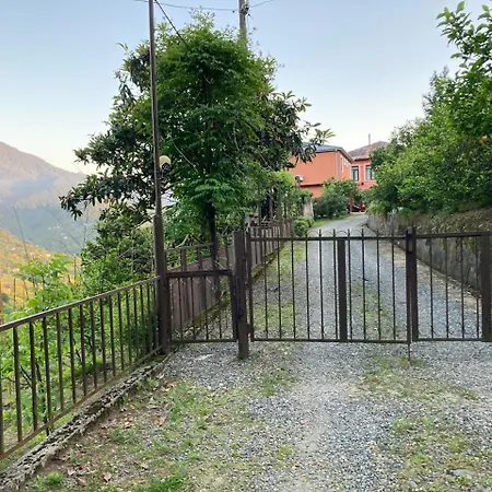 8 Mountains Near Chakvi Landhaus Gorgadzeebi