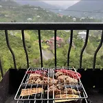 8 Mountains Near Chakvi Country house *